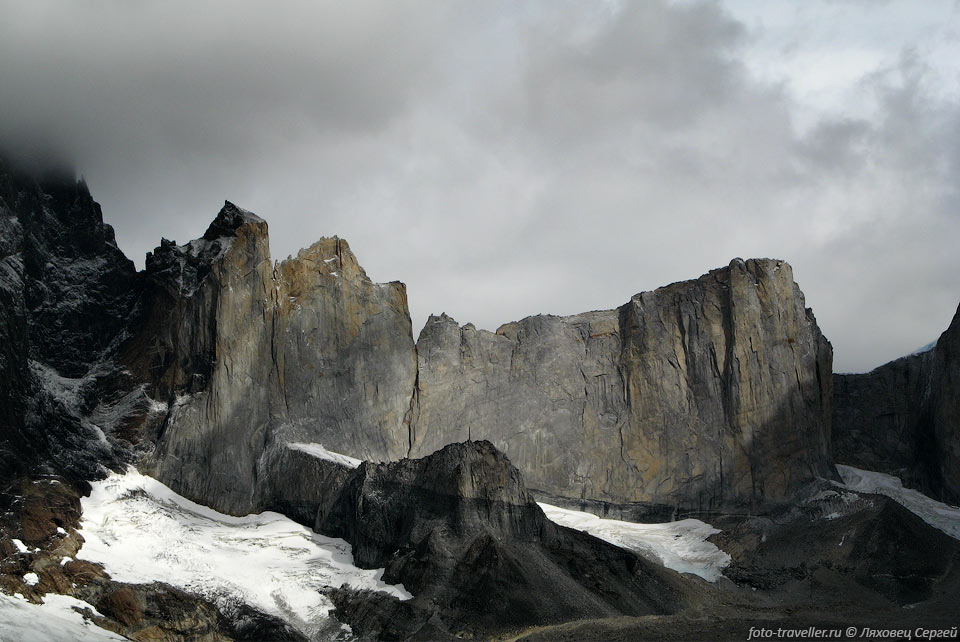 Отвесная стена Кота 2000 (Cerro Cota).
Вершина называется по своей высоте - самая высокая горизонталь проходит примерно 
на отметке 2000 м.