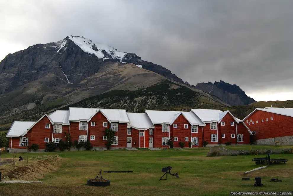 Остерия Лас Торрес (Hosteria Las Torres).
Самый большой кемпинг с большим количеством домов. 
Сюда подходит грунтовая дорога. Есть магазин.