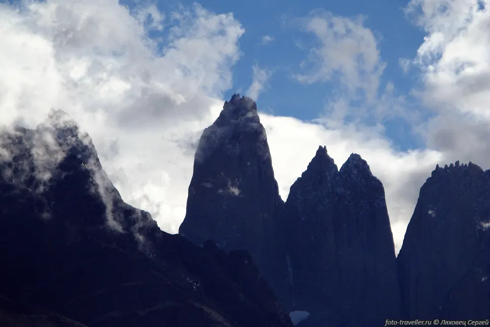 Потрясающая гигантская башня Торре Сентраль (Cerro Torre Central,
2800 м).
Севернее находится двуглавая башня Торре Норте (Cerro Torre Norte, 2600 м). 