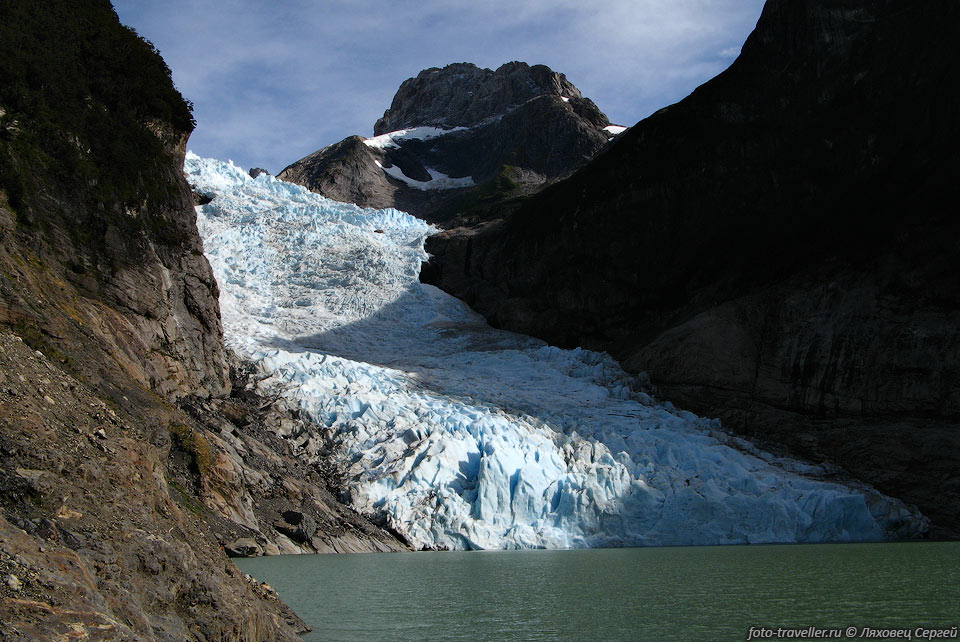 Ледник Серрано имеет длину 2035 метров. Вода и куски льда стекают 
в фьорд Ультима Эсперанса. 
Добраться до него можно только по морю из Пуэрто Наталеса. В сезон экскурсии проводятся 
каждый день.