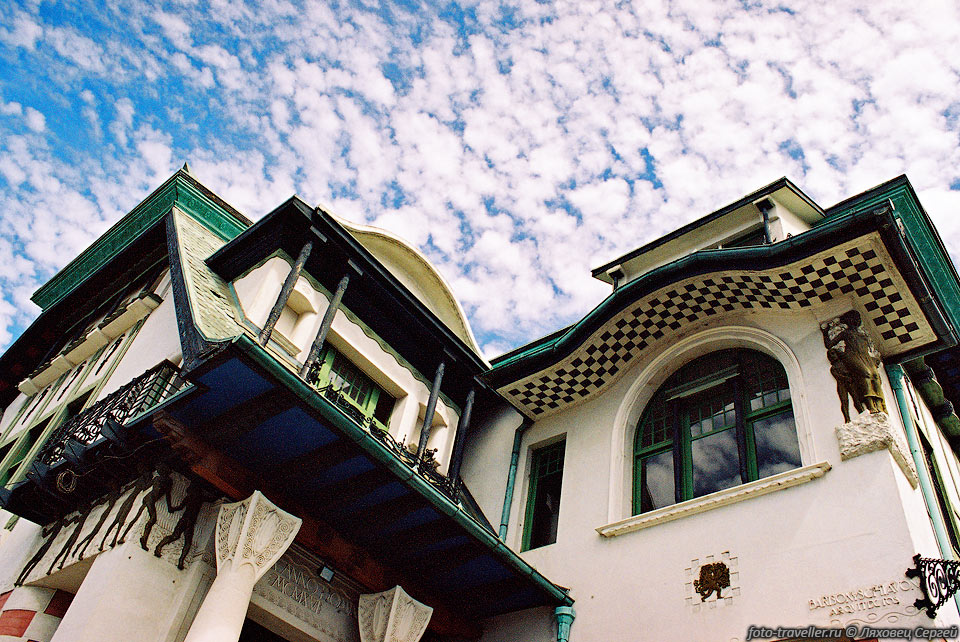 Вальпараисо - это лабиринт извилистых улиц, разноцветных домов 
и старинных подъемников.