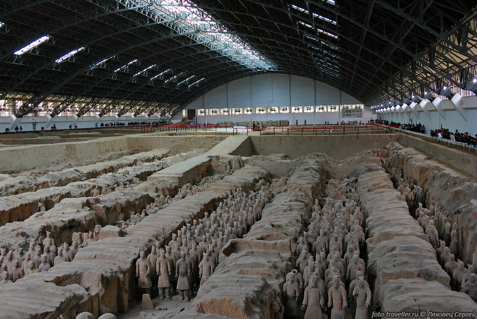 Строительство мавзолея началось в 247 году до н.э. и потребовало 
усилий более чем 700 тыс. рабочих и ремесленников, и длилось 38 лет. 
Согласно великому китайскому историку Сыма Цяню, огромное количество драгоценностей 
и изделий ремесленников было захоронено вместе с императором.