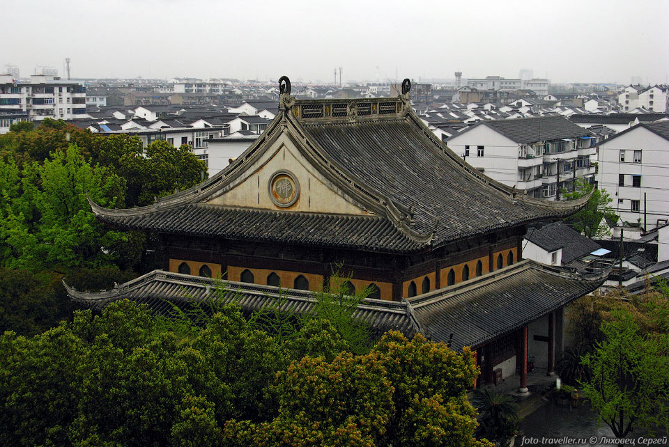 Вид на город с Северной пагоды.
Города и поселки в Китае построены очень гармонично и вписываются в пейзаж.