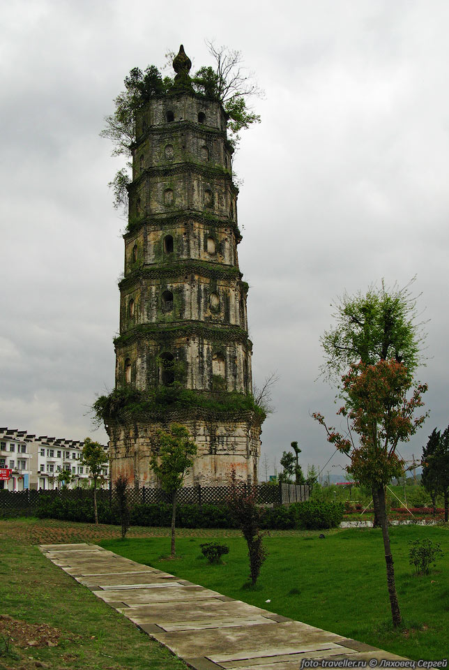 Башня Ифэн (Yifeng Tower) находится в деревне Кянкоу (Qiankou).
Построена в 1544 году во времена династии Мин.