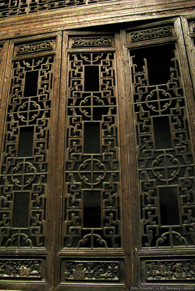 Деревянные двери в храме
