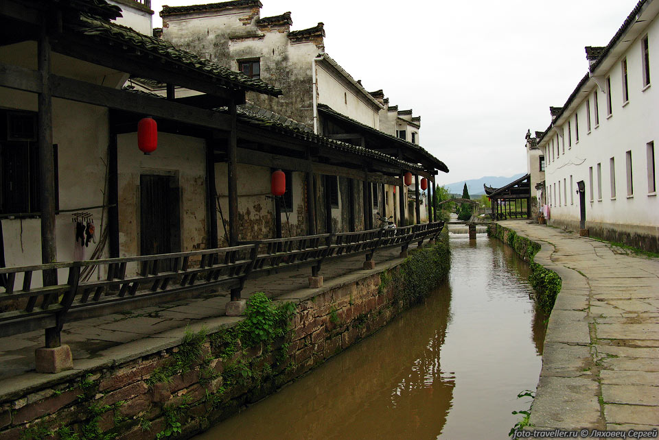 В деревне есть водяная улица - набережная.
Через ручей Танганкси (Tanganxi) на протяжении километра перекинуто 13 каменных 
мостов различной формы и конструкции.