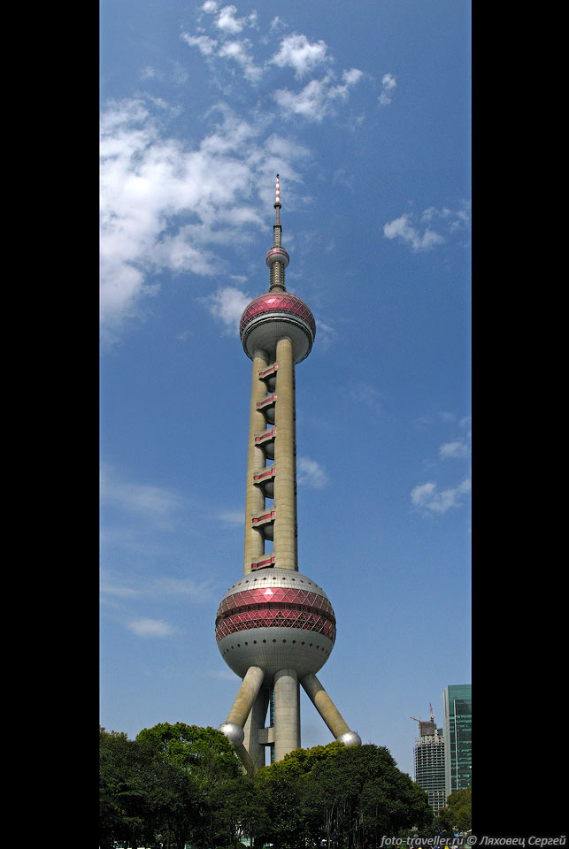 Телебашня "Восточная жемчужина" - самая высокая телебашня в Азии 
(высота 468 метров).