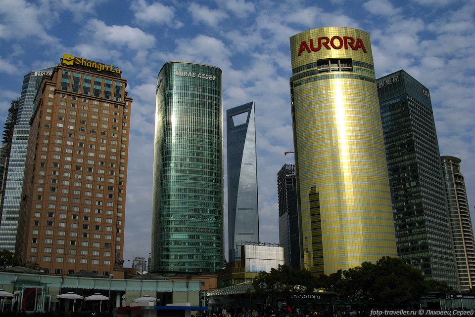 Небоскребы Пудуна (Pudong).
В мире больше всего небоскрёбов расположено в КНР. 
При этом до 1990-х годов в стране (исключая бывшие тогда колониями Гонконг и Макао) 
не было ни одного небоскрёба.