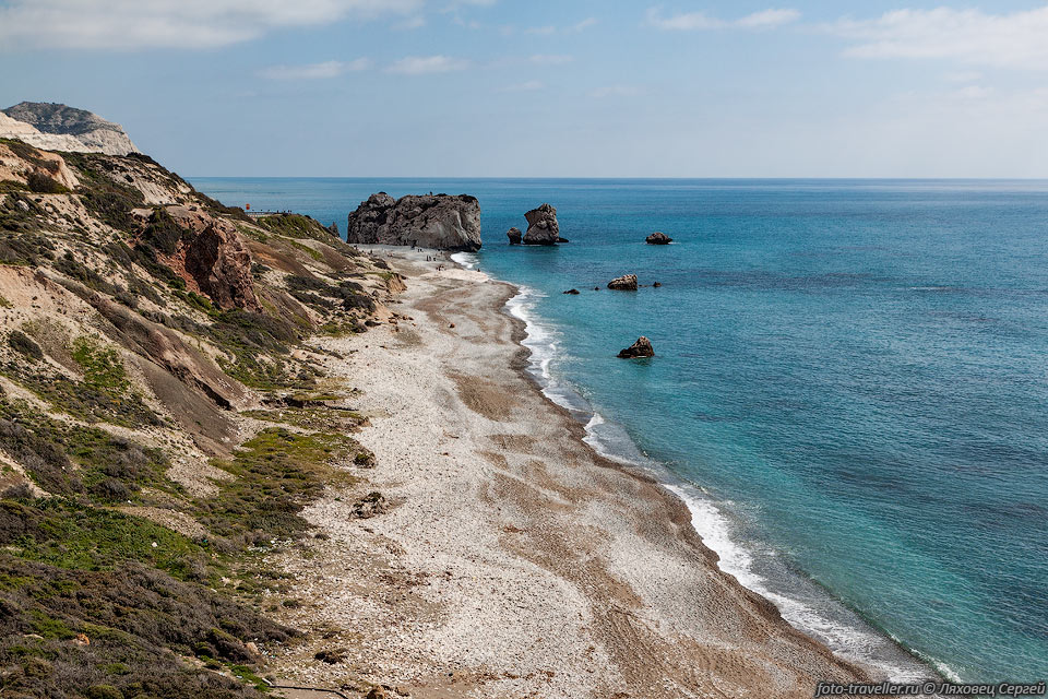Кипр (Cyprus) - третий по площади и третий по населению остров 
в Средиземном море. 
Остров протянулся на 240 км с востока на запад, а в ширину достигает 100 км с севера 
на юг. Площадь 9251 км².