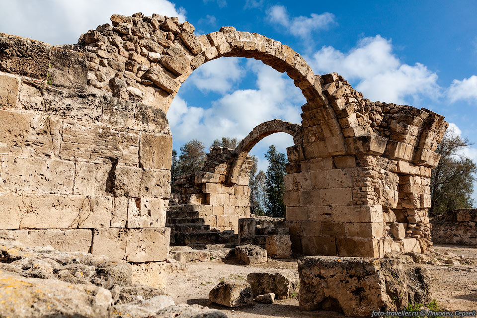 Византийская крепость Саранта Колонес разрушена до основания.