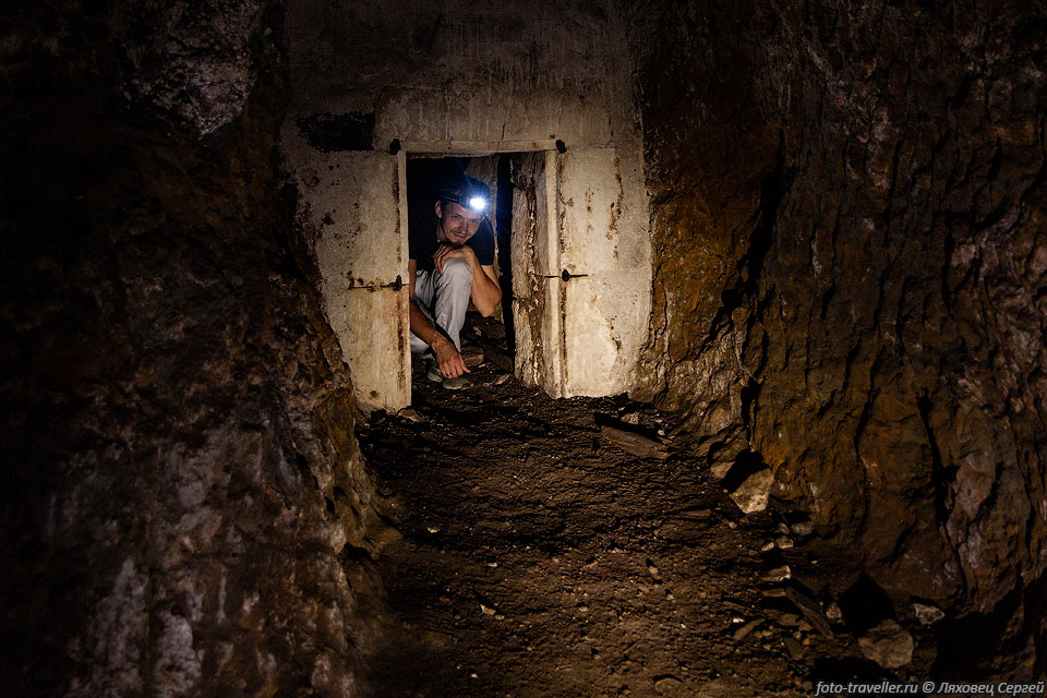 Шахта Акамас (Магнезитовая шахта, Akamas Mine, Magnesite mine) 
расположена на тропе Смигиес.
