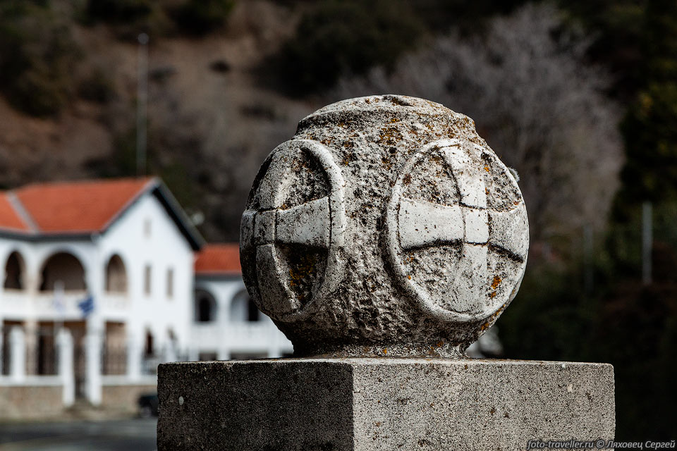 Символом монастыря Киккос является пчела, как символ усердия, 
трудолюбия, бдительности и чистоты.