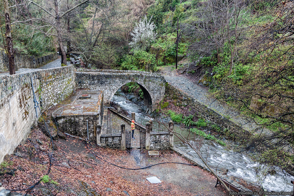 .В деревне Калопанайотис находятся неинтересные серные источники 
(Natural Springs of Kalopanagioti), 
старый мост и небольшой монастырь