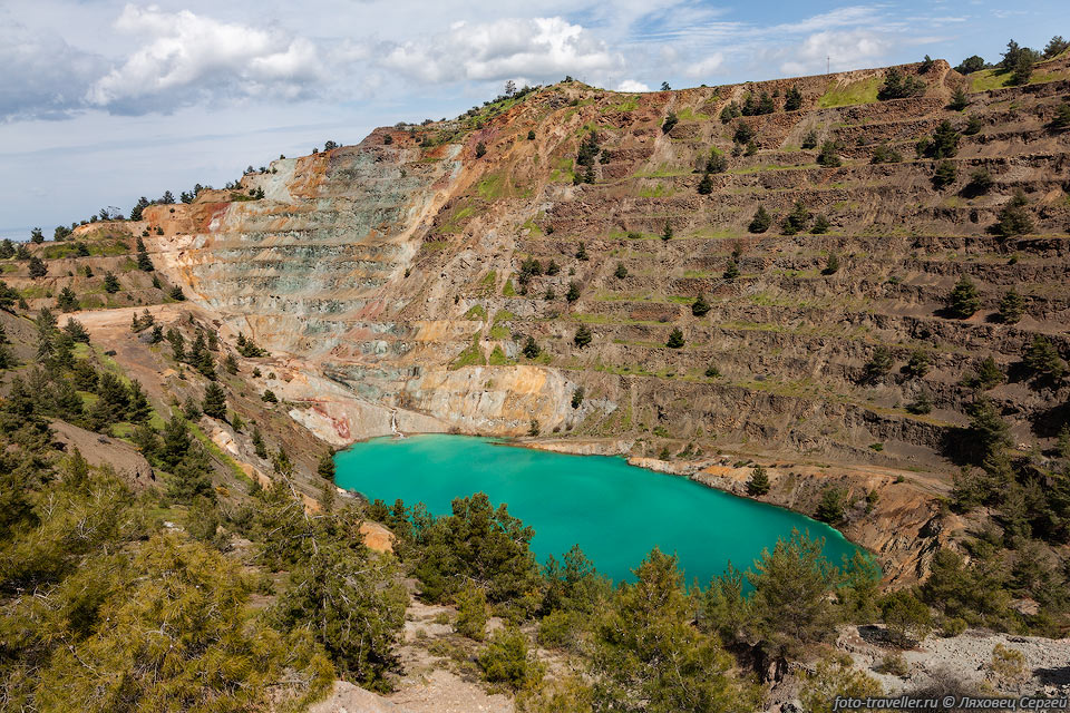Красивый карьер с бирюзовым озером нереального цвета остался после 
добычи тут медной руды. 
Шахта называлась Аплики (Apliki Mine). Добыча велась только с поверхности в 1968-1971 
годах.
