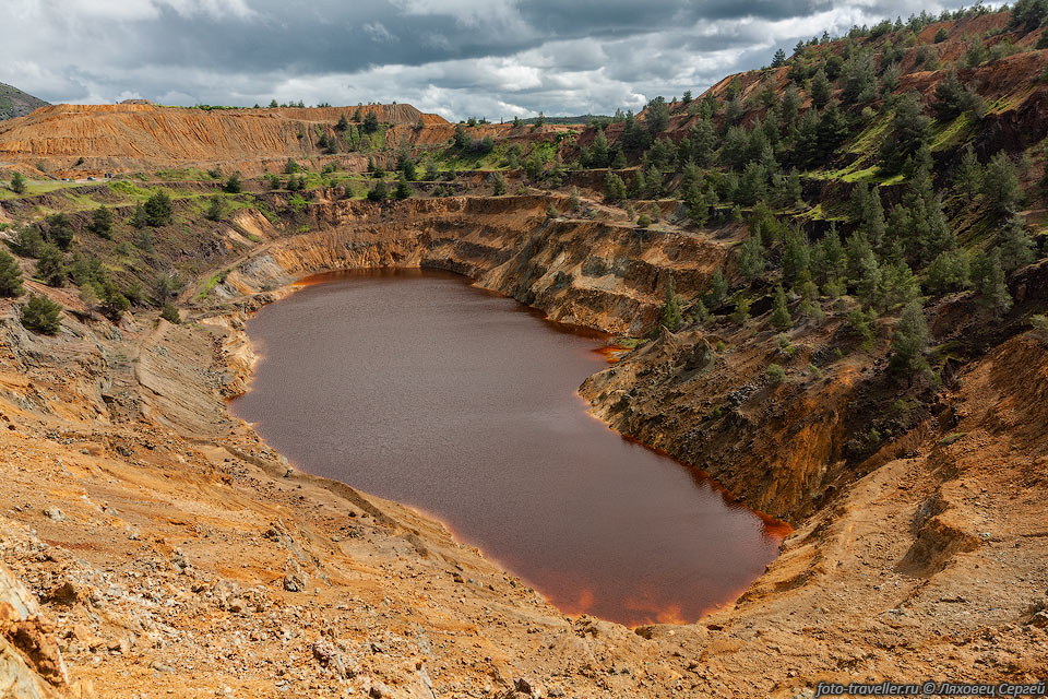 Озеро в карьере Коккинопезула имеет красный цвет