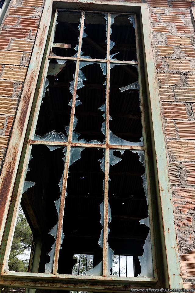 Разбитое окно в машинном зале шахты Коккинойя