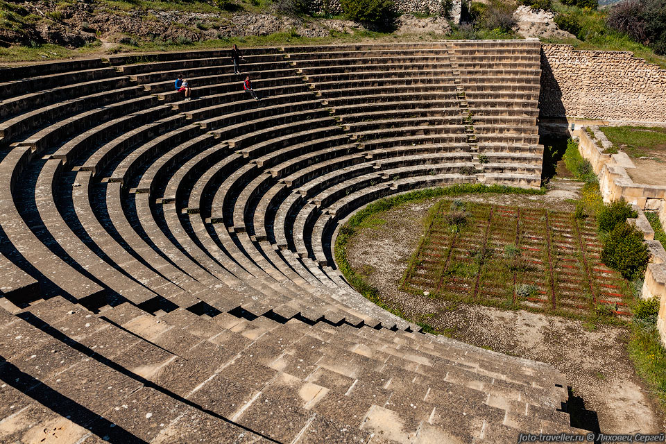Лучше всего в Солах сохранился римский амфитеатр вмещавший до 
4000 зрителей