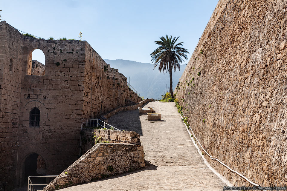Крепость на месте современного Киренийского замка существовала 
ещё в период Древнего Рима,
но сохранившиеся укрепление отностся к 7 веку, и была построено византийцами для 
обороны гавани от арабских нападений.