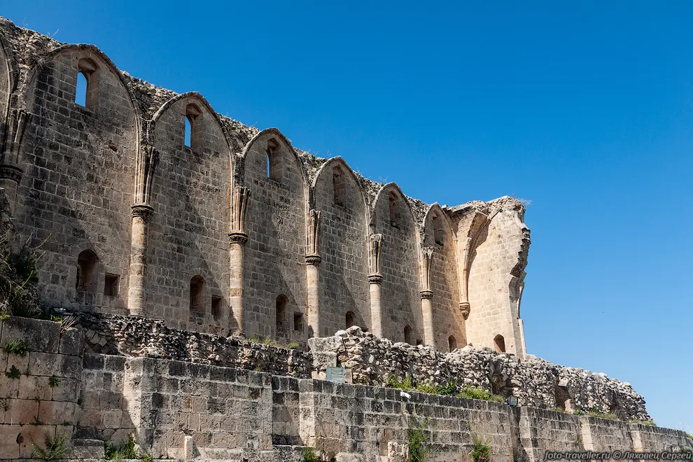Аббатство Беллапаис (Bellapais Abbey) - один из красивейших памятников
готической архитектуры Кипра.
Построен крестоносцами в начале 13 века вблизи Кирении. Наименование аббатства, 
как и название близлежащей деревни Беллапаис, 
происходит от французского названия монастыря Abbaye de la Paix - Аббатство Мира.