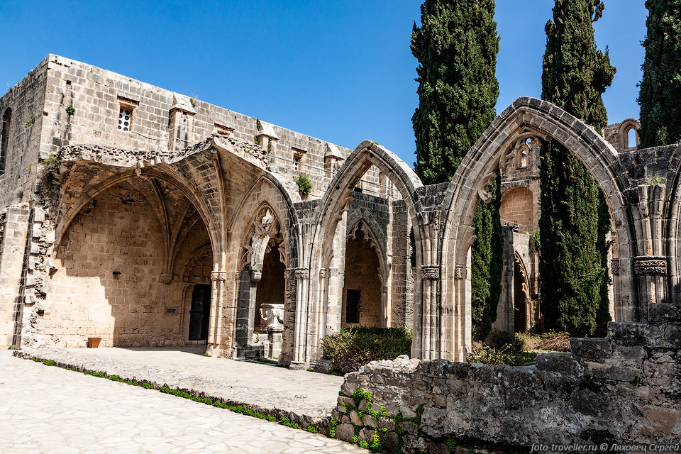 Упадок аббатства Беллапаис начался в 14 веке.