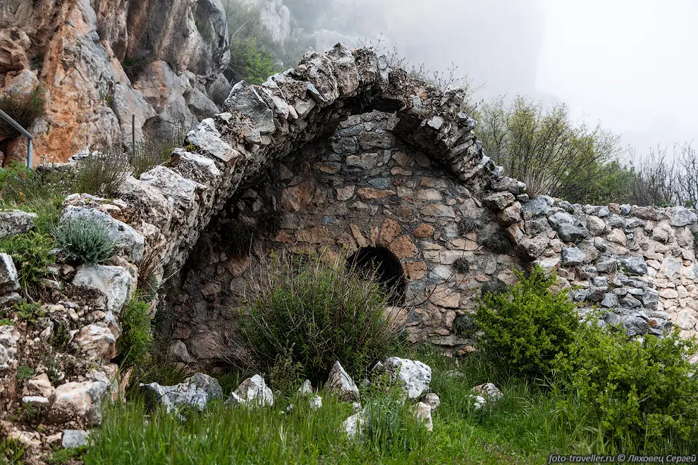 Замок Святого Илариона (Saint Hilarion Castle) - замок на склонах
Киренийского хребта не далеко от Кирении.
 Первоначально это был монастырь, названный в честь монаха, который выбрал 
это место для своего скита. 
Позднее монастырь был значительно укреплён византийцами для защиты от арабов.
