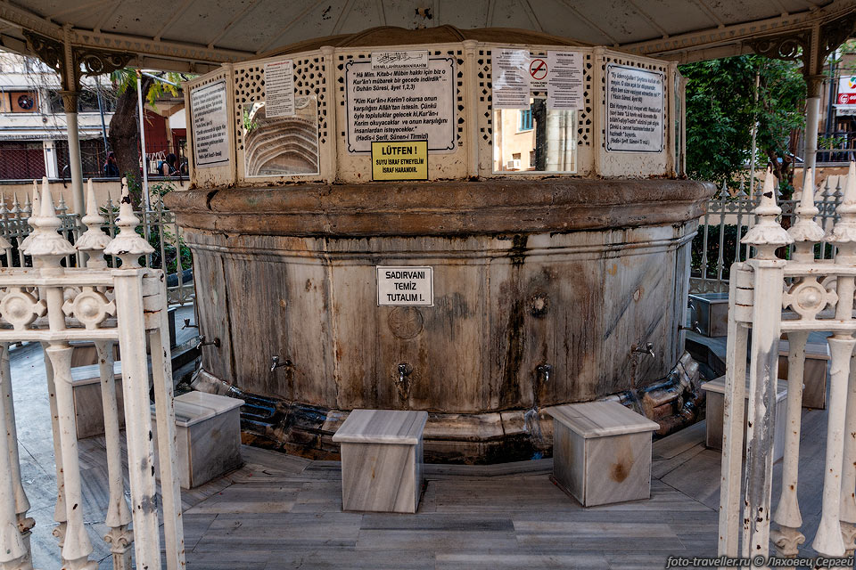Место для омывания ног перед входом в мечеть Селимийе