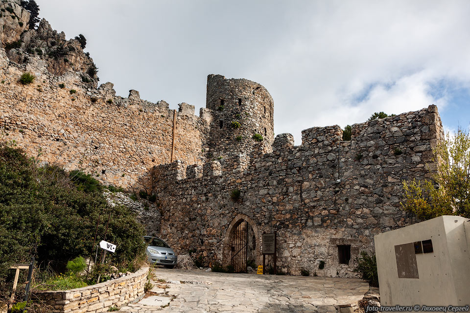 Вход в замок Святого Илариона
