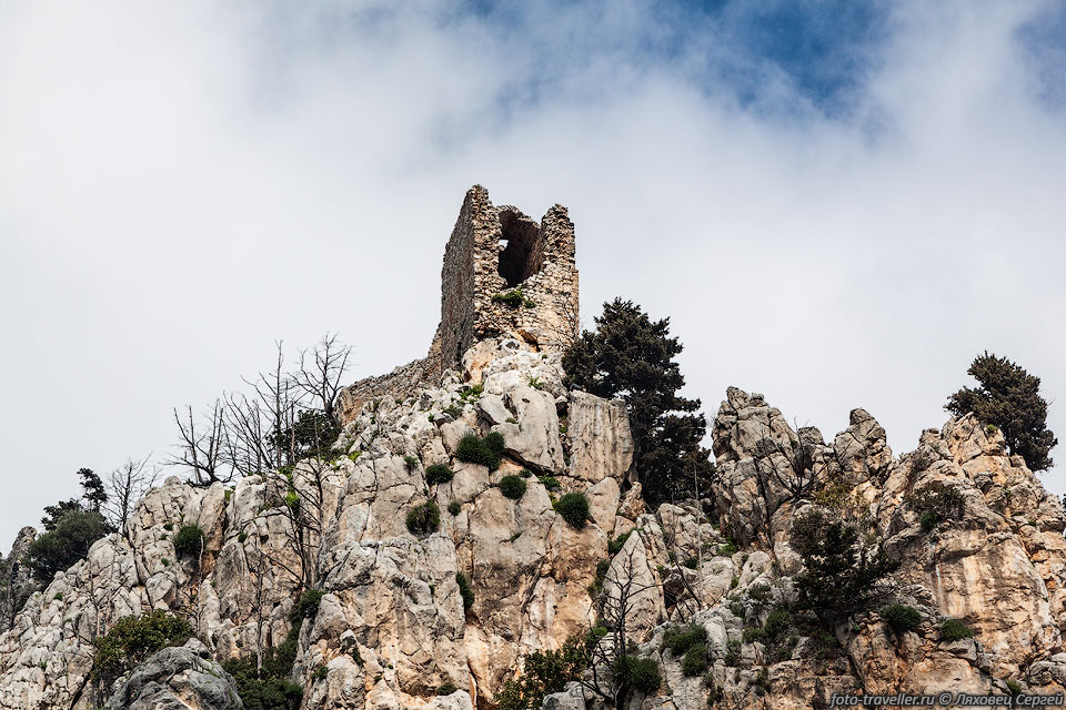 Башня замка Святого Илариона на вершине холма