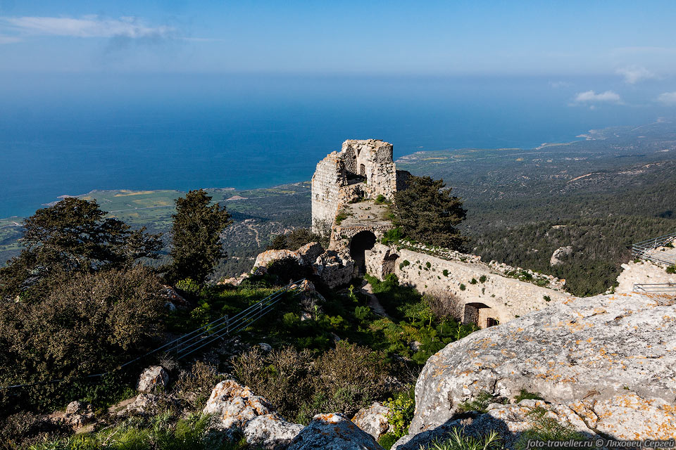 Замок Кантара (Kantara Castle) является самым восточным замком 
острова и расположен на склонах Киренейских гор. 
Расположен на высоте 630 метров выше уровня моря. Замок давал хорошие возможности 
для контроля полуострова Карпас и равнины Месаория.