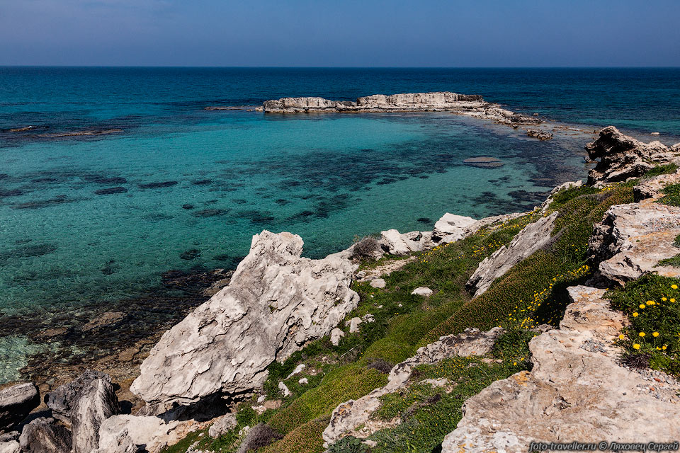 Море возле развалин древного городна на полуострове Карпасия