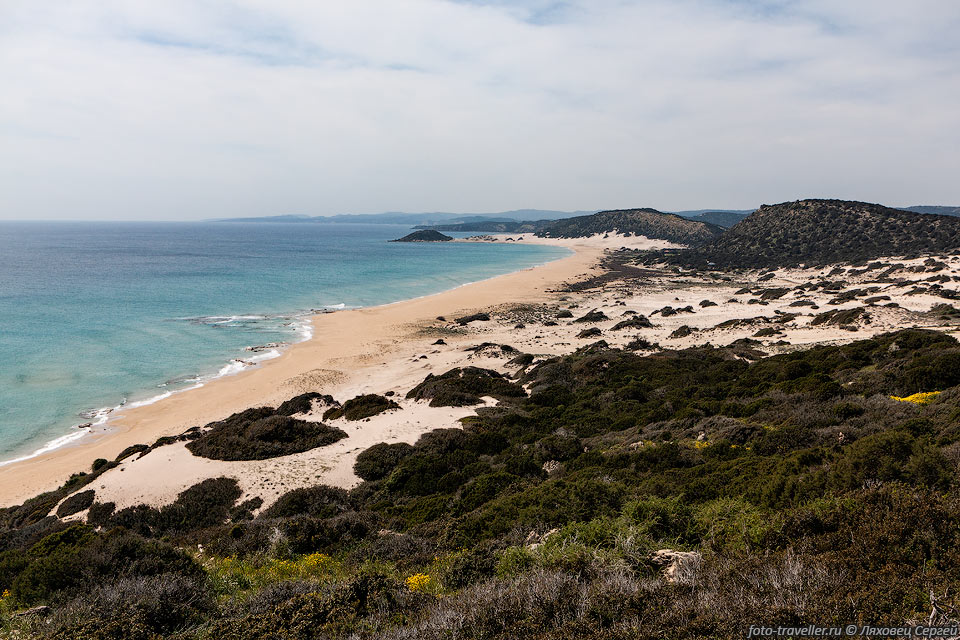 Золотой пляж (Бухта Нангоми, Golden Beach) - один из лучших песчаных 
пляжей на Кипре.
Служит местом, где морские черепахи откладывают яйца.