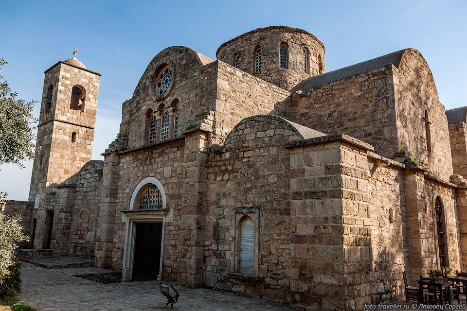Монастырь Апостола Варнавы был основан в 5 веке. Сохранившиеся 
до сегодняшнего дня строения монастыря
  построены в15 веке. А после реконструкции 1756-1757 годов монастырь приобрёл 
свой современный вид. 
С 1974 года в нём расположен археологический музей.