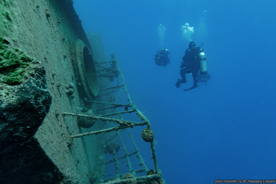 В акватории Ларнаки находится затонувшее судно Зенобия ("MS Zenobia"), 
которое лежит на глубине 42 метра.