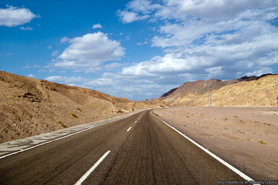 Дорога в пустынных горах Синайского полуострова