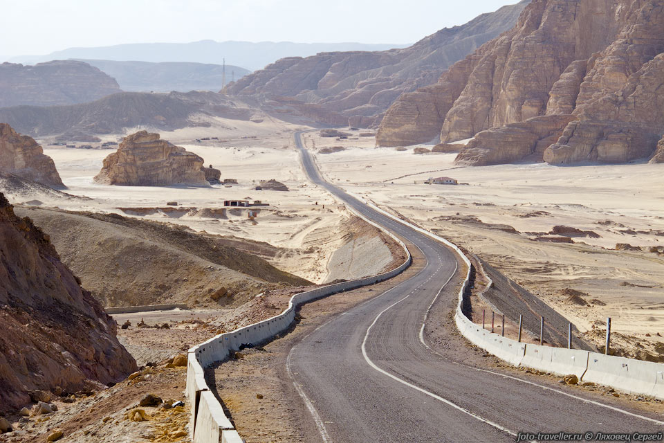 Дорога через Вади Газала (Wadi Ghazala).
Это одно из интересных мест, куда легко съездить на день или даже полдня.