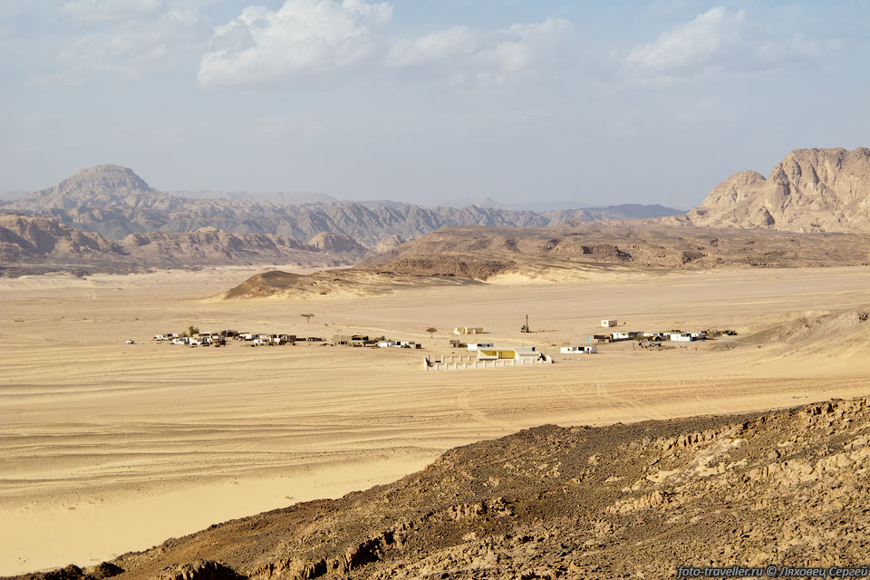 Египет занимает площадь примерно 1 млн. км², в основном это пустыни.
Размеры примерно 1024 км на 1240 км.