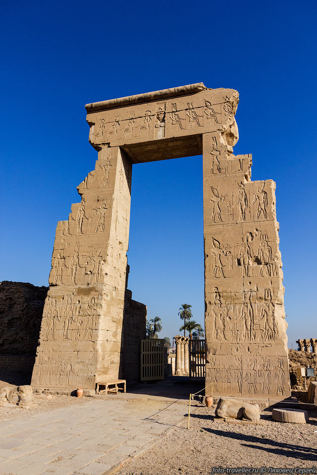 Арка на входе в Храм богини Хатхор в Дандаре (Dendera, Temple 
of Hathor)