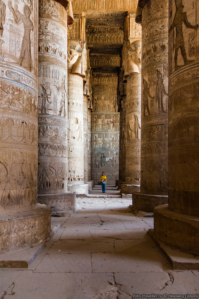 Монументальные колонны в храме Хатхор.
