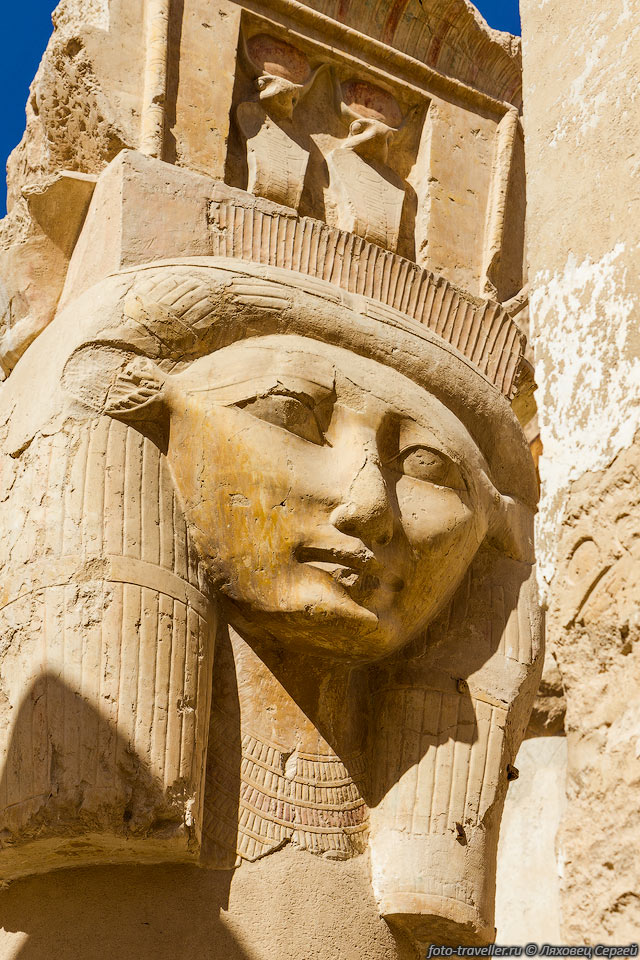 До воцарения женщина-фараон носила то же имя. Хатшепсут значит 
"Находящаяся впереди благородных дам". 
Носила титулы "Великая жена царя" и "Супруга бога Амона".