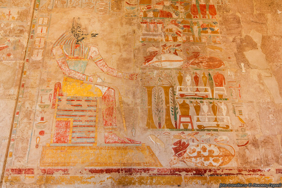 Когда к власти таки пришел истинный наследник Тутмос III, он приказал 
уничтожить все, что напоминало об Хатшепсут.
Все скульптуры были разрушены и закопаны недалеко от храма.