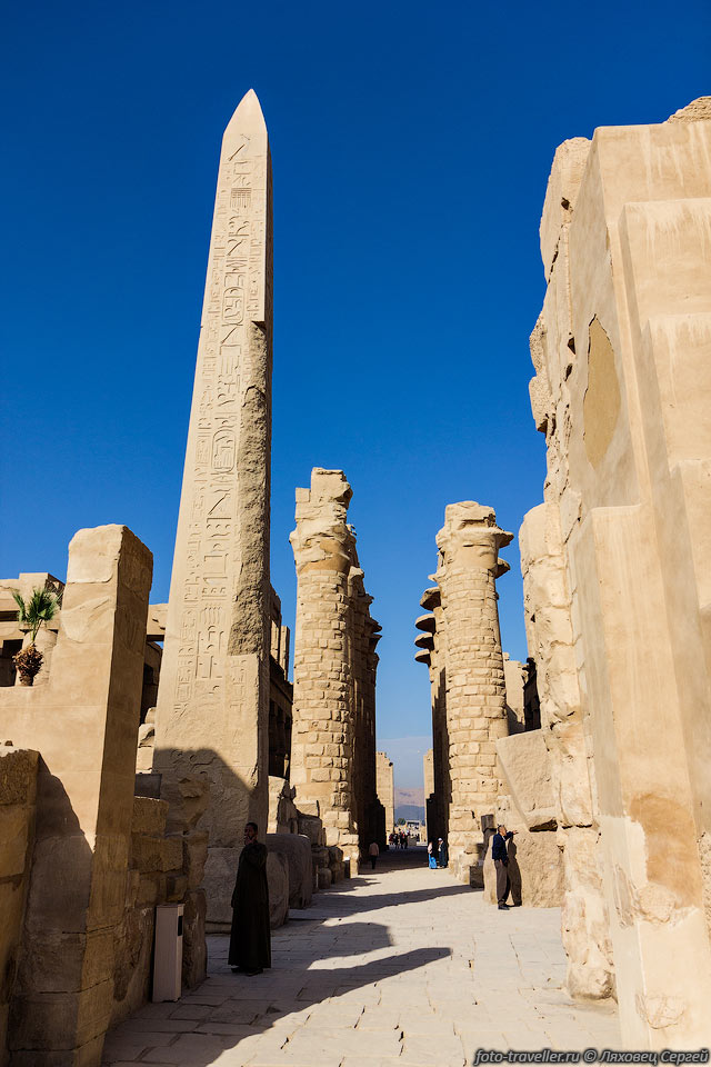 Храм существенно обновила дочь Тутмоса, женщина-фараон Хатшепсут.

По-видимому, при ней для Карнака готовился и крупнейший из всех обелисков, который 
так и не был закончен. 
Высота его должна была составлять 41,8 метра, а вес - около 1200 тонн, что превосходит 
крупнейшие обелиски Египта.