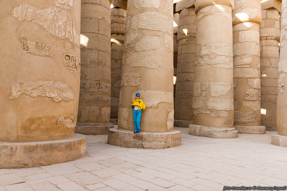 Колонны после реставрации.
Колонный зал, начатый при фараоне Хоремхебе и законченный в годы правления фараонов 
Сети I и Рамсеса II.