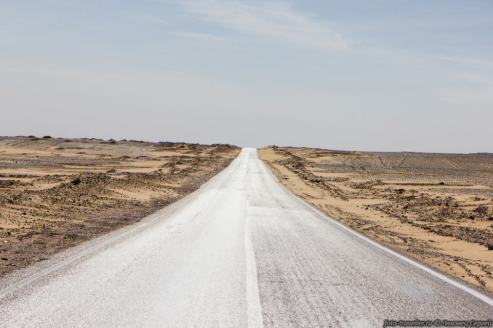 Дорога в Ливийской пустыне (Western Desert, Libyan Desert).
Эта пустыня является северо-восточной частью Сахары.