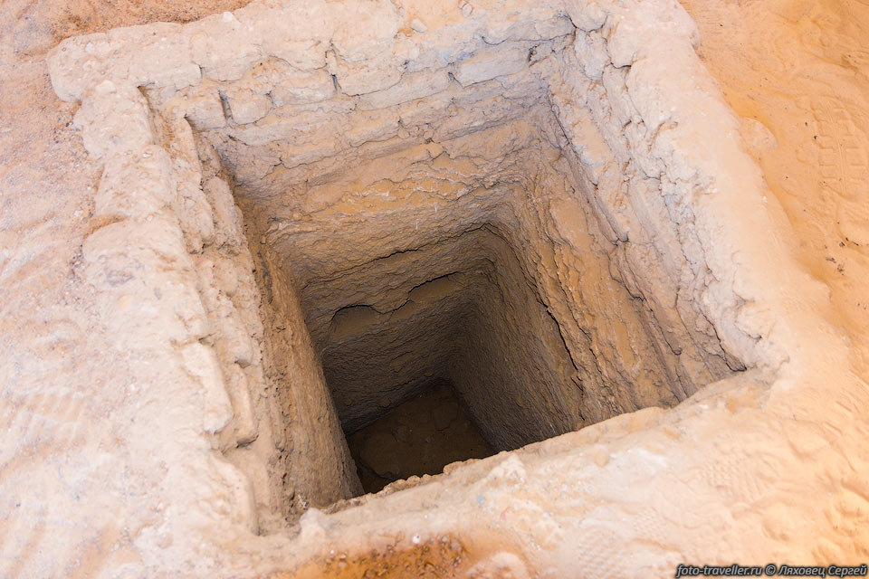 Захоронение для бедных в Багават.
Большая часть погребений была помещена в гробницы, сложенные из сырцового кирпича.