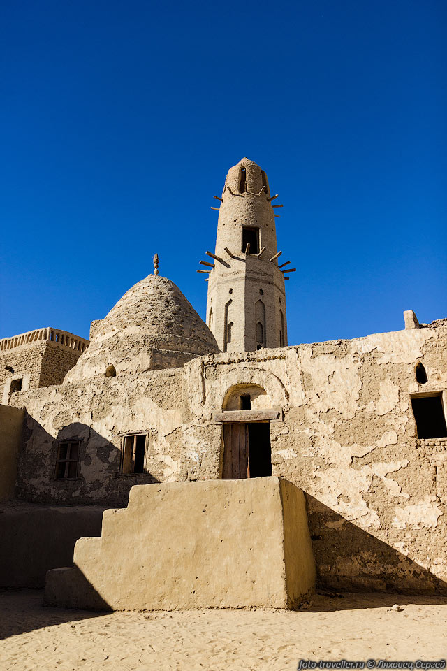 Минарет глиняной мечети в древнем поселке Аль-Каср (Al-Qasr).
В 35 км от поселка Мут расположен поселок Аль-Каср. 
Тут находится архитектурный памятник Средневековья - глиняный город-крепость.
