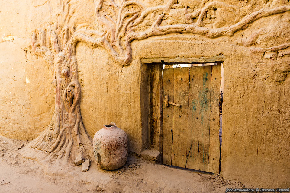 Вход во двор в поселке Аль-Каср.
Сейчас в старом, глиняном городе уже не живут.