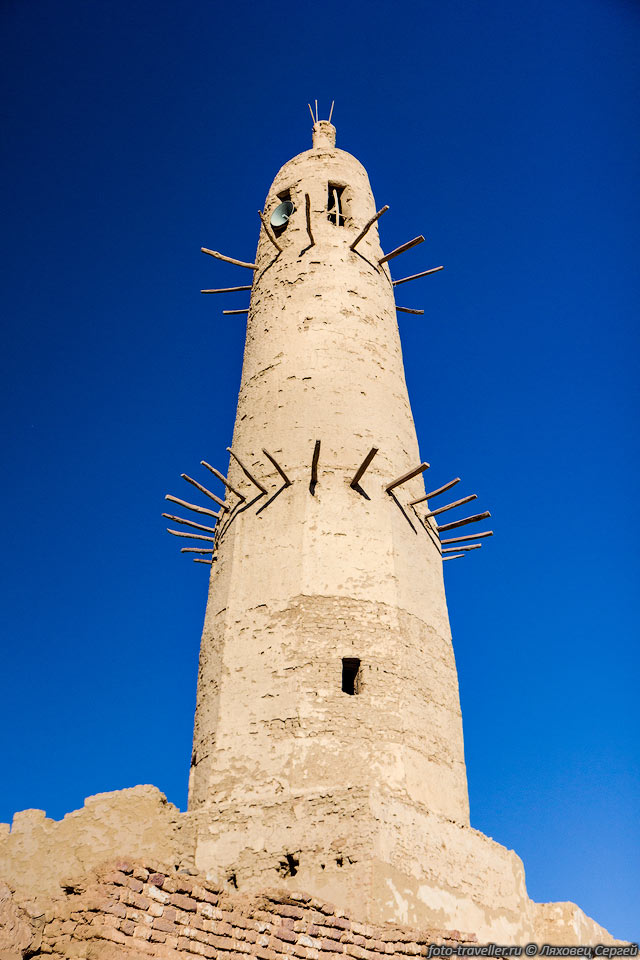 Минарет мечети в поселке Аль-Каср