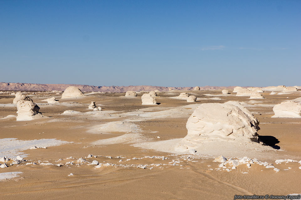 Белая пустыня (White Desert National Park, Эс-Сахра Эль-Бейда) 
- небольшой участок
 на востоке пустыни Сахара (Ливийская пустыня) площадью примерно 
300 км2.
Находится по дороге между оазисами Бахария и Фарафра.
