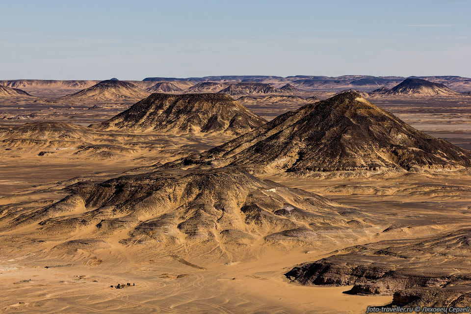 Для осмотра Черной пустыни лучше взобраться на один из конусов.
Сверху открывается красивый вид.