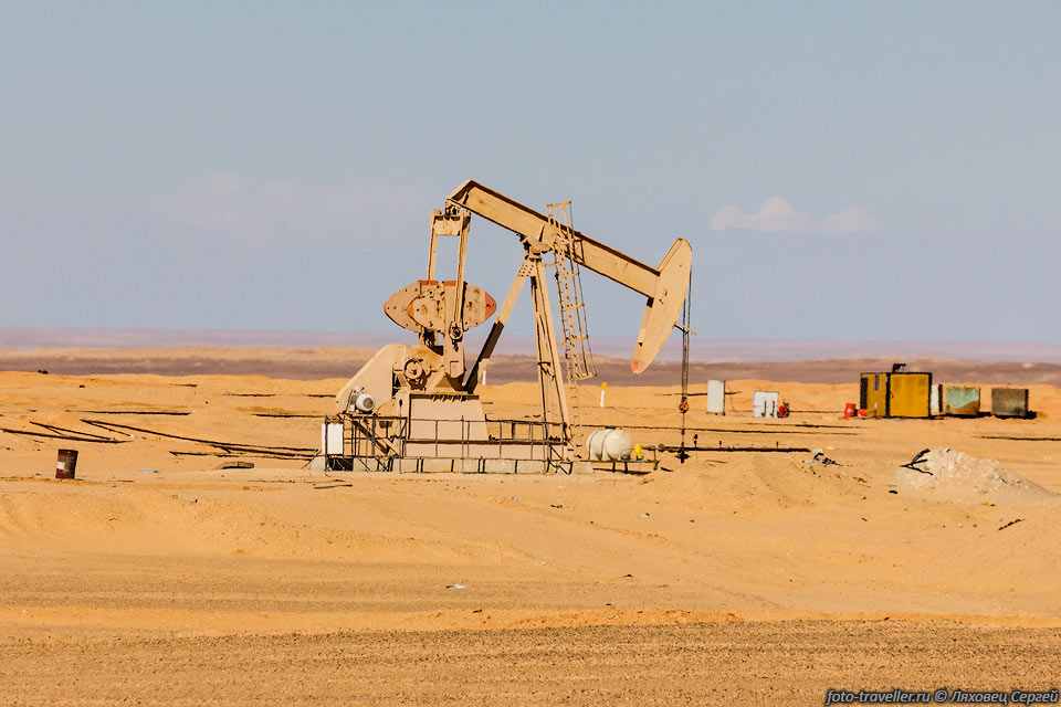 Нефтедобывающая установка в пустыне Египта по дороге к Гизе